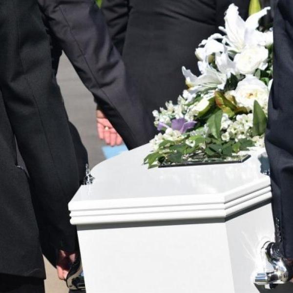 Под Киевом две похоронные фирмы со стрельбой "делили" покойника: четверо раненых