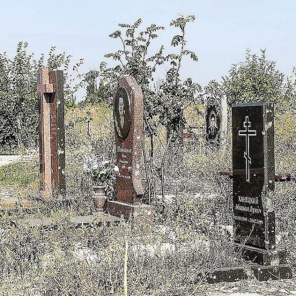 В Пролетарском районе Донецка на кладбище подорвалась женщина