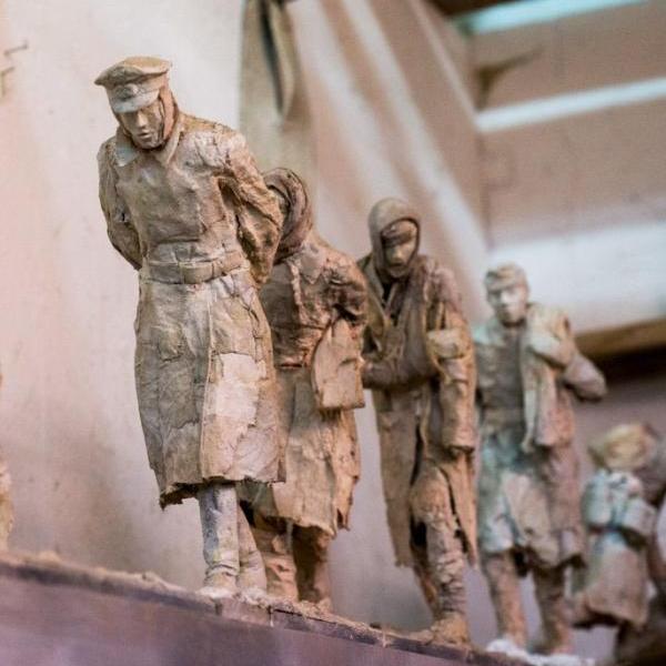 Англичанин Роберт Траскотт делает скульптуры про Восточный фронт, опираясь на традиции советского реализма